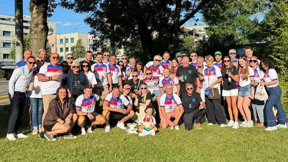 球队背后的团队——英格兰女足球员的家人和朋友周五聚在一起度过一个夜晚。
