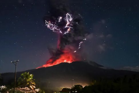印度尼西亚火山喷发1万米高的火山灰