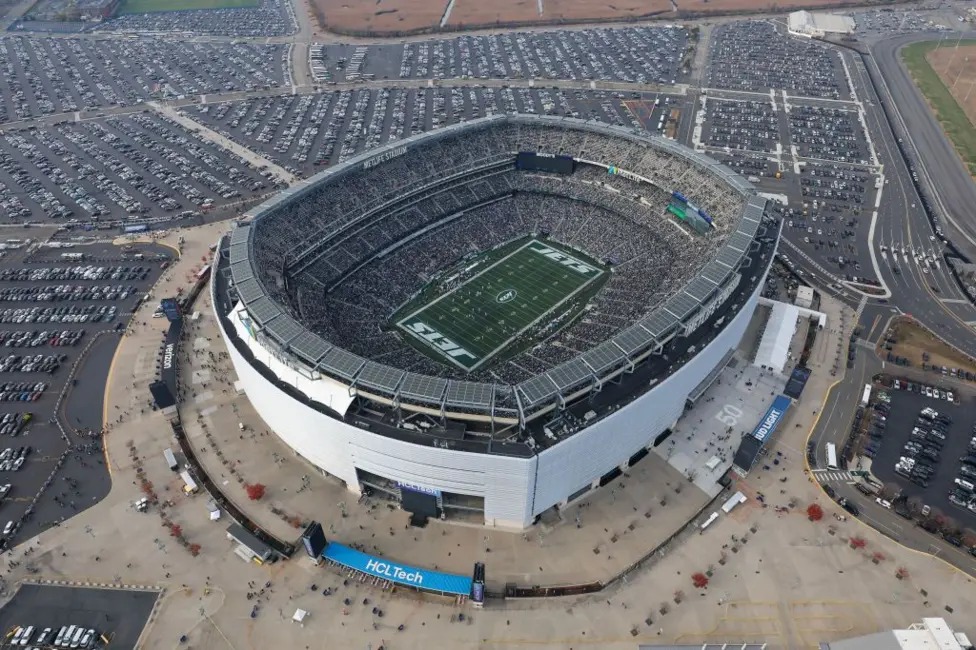 大都会人寿体育场可容纳82,500名观众，是NFL最大的体育场，并将举办2026年世界杯决赛