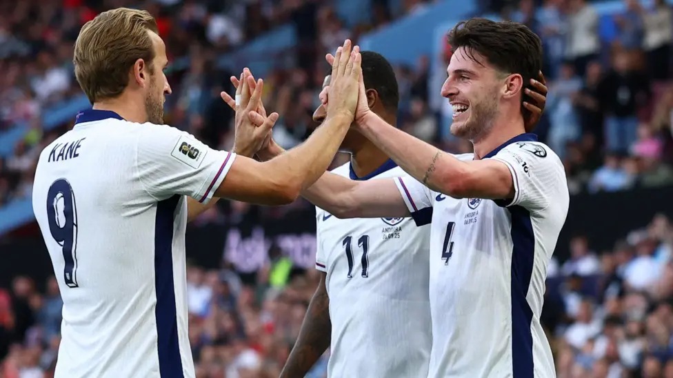 德克兰·赖斯（Declan Rice）头球攻入第二球，英格兰队长哈里·凯恩（Harry Kane）向他表示祝贺