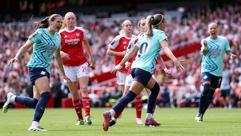 队长科索瓦雷·阿斯拉尼(KosovareAsllani)为伦敦城女足在阿联酋航空体育场攻入女子超级联赛的首粒进球，帮助球队取得领先