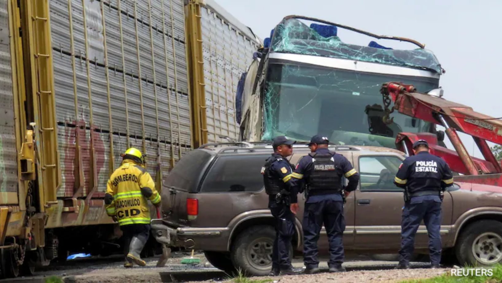 一辆货运列车撞上一辆双层客车，造成至少10人死亡。