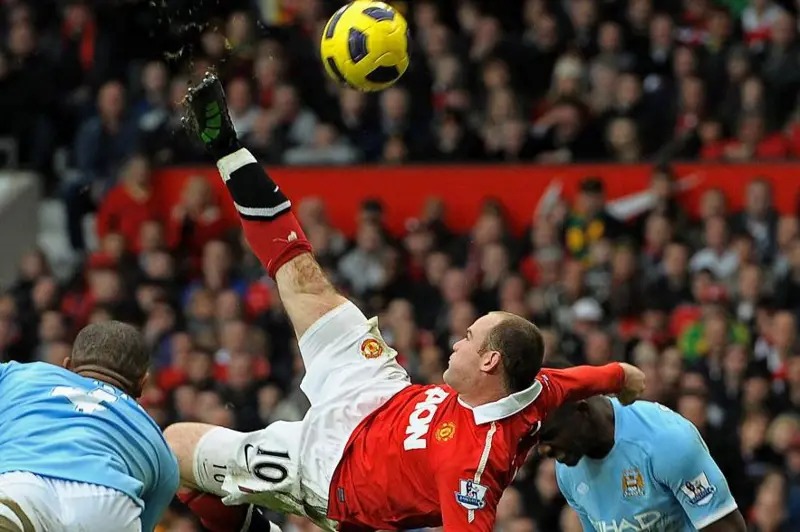 2011年，韦恩·鲁尼代表曼联对阵曼城时打进标志性倒钩球