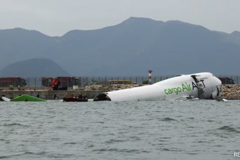 香港发生货机降落时冲出机场跑道坠海2人死亡