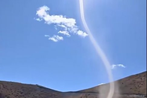 网友拍下龙卷风“幼崽” 宛若小蛇