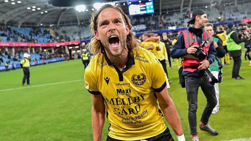 米亚尔比队球员在以2-0战胜IFK哥德堡队后庆祝，并夺得瑞典超级联赛冠军