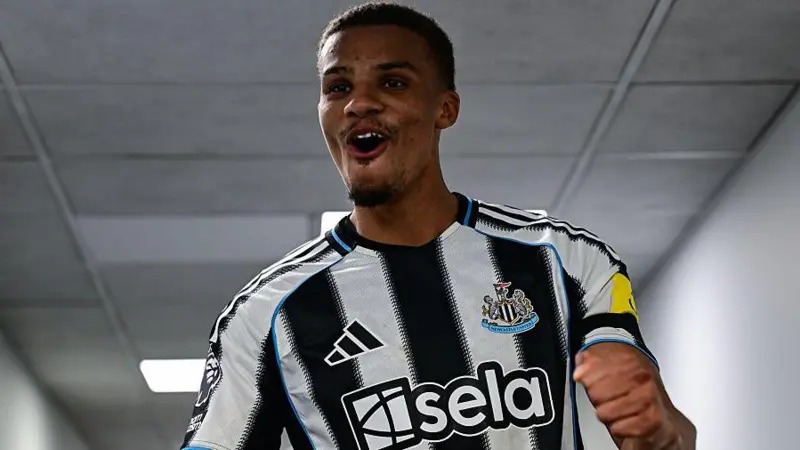 马利克·蒂亚乌在纽卡斯尔联队战胜诺丁汉森林队后庆祝胜利