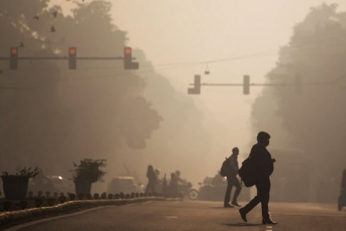 印度首都德里污染严重 24小时内开出9000张罚单