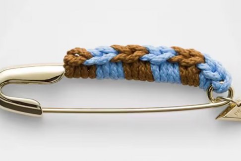 Prada售价1200美元的别针 直邮8552元