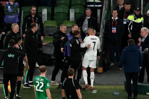 葡萄牙队教练们对C罗红牌的反应：也许我影响了C罗