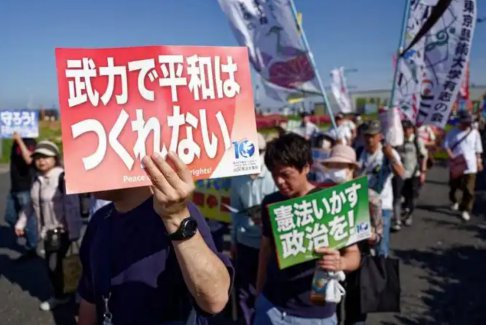 日本民众高喊停止军国主义