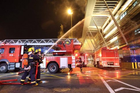 直击香港大火救援灭火现场