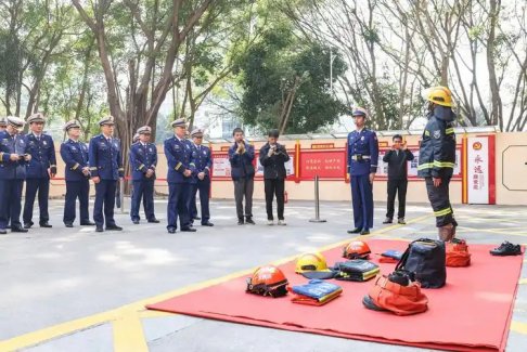 深圳消防车队已在莲塘口岸集结