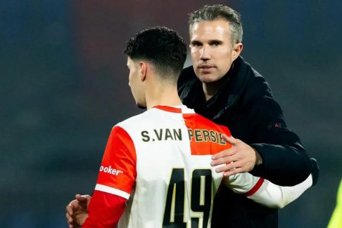 范佩西以教练的身份让儿子首次亮相