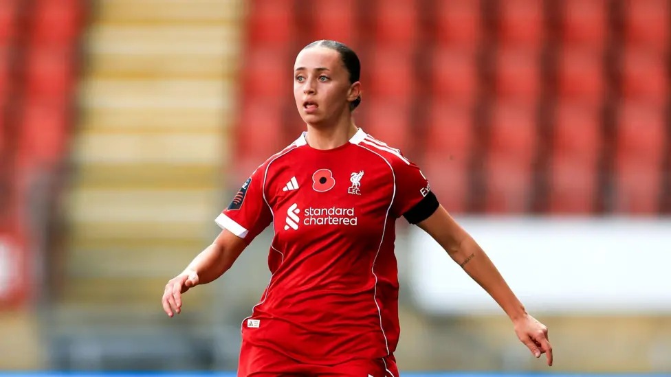 米娅·恩德比代表利物浦对阵托特纳姆热刺