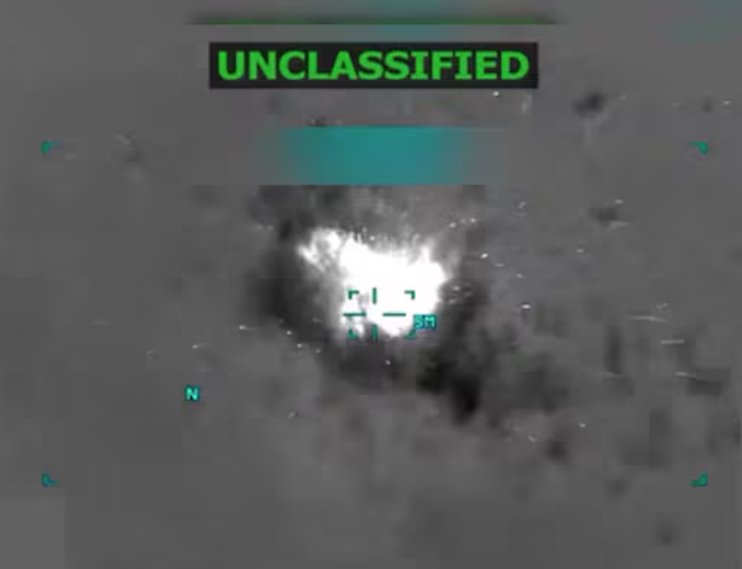这张截图取自10月14日发布的一段视频,显示一艘船在委内瑞拉海岸附近燃烧。