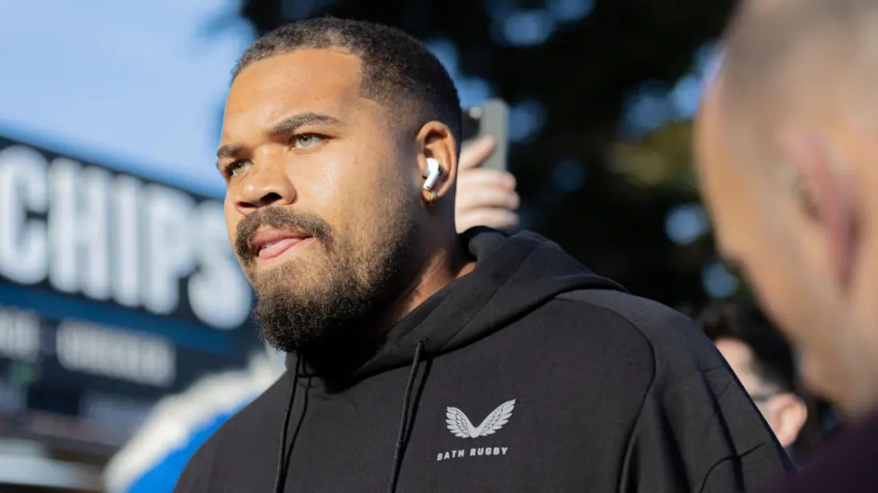 巴斯和英格兰橄榄球明星奥利·劳伦斯