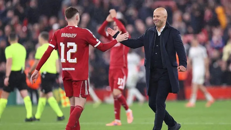 利物浦主教练阿恩·斯洛特和康纳·布拉德利握手