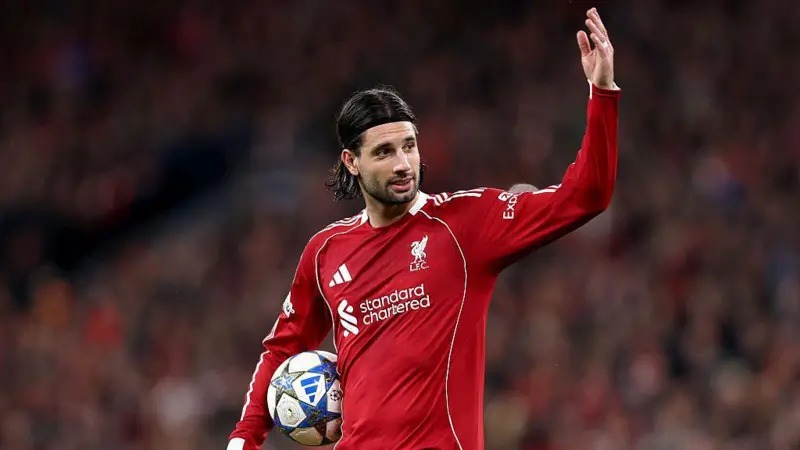 利物浦队的多米尼克·索博斯莱向队友们示意