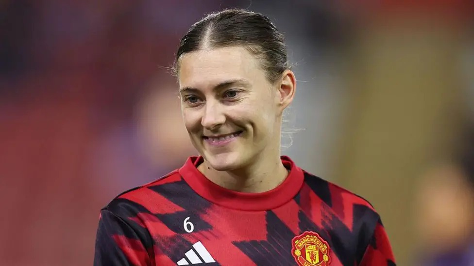 汉娜·布伦德尔代表曼联出战