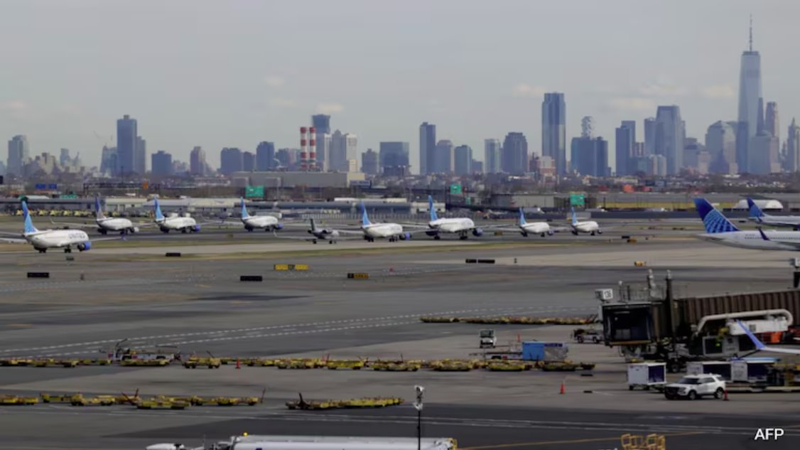 据航班追踪网站FlightAware的数据显示，周五有超过1200个航班被取消。