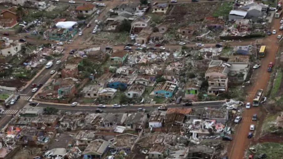 巴西龙卷风致6人死亡，700多人受伤，许多房屋的屋顶被掀翻或完全摧毁。