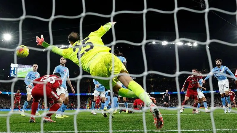 利物浦的范戴克攻破了曼城门将多纳鲁马的十指关，由于安德鲁·罗伯逊越位在先，进球无效。