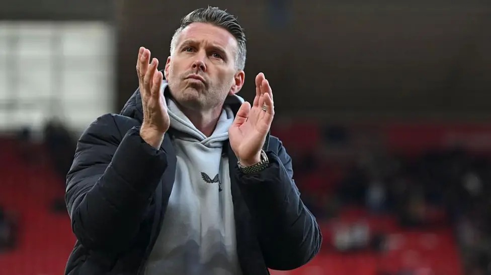 罗布·爱德华兹在效力狼队期间司职中后卫