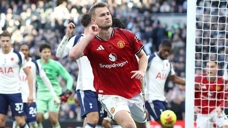 曼联球员马泰斯·德里赫特庆祝在伤停补时阶段打入扳平比分的进球