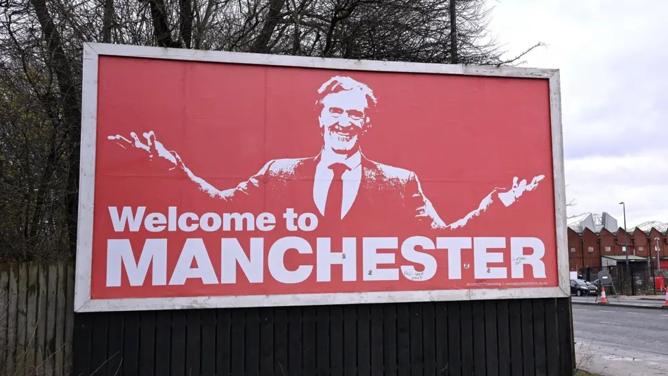 老特拉福德球场附近的一块广告牌上印着吉姆·拉特克利夫爵士的肖像，以及“欢迎来到曼彻斯特”的字样。
