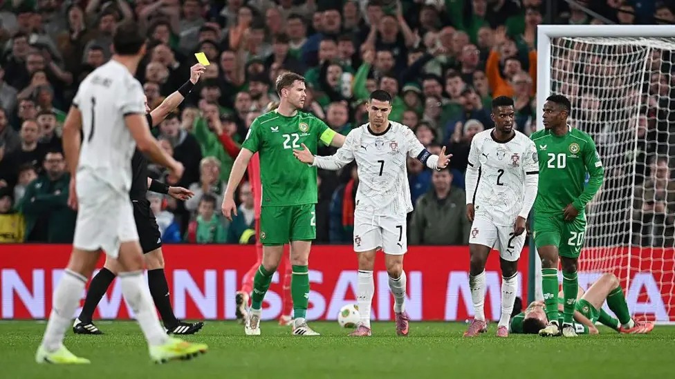 克里斯蒂亚诺·罗纳尔多肘击倒地的达拉·奥谢后,被出示黄牌。