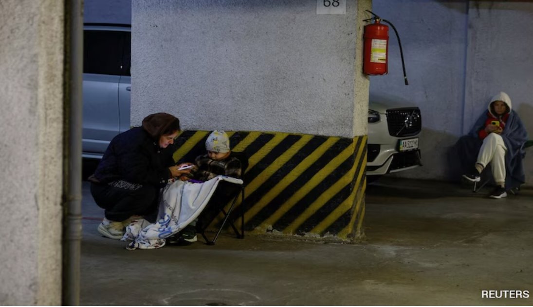 俄罗斯空袭发生后,基辅市民纷纷躲避。