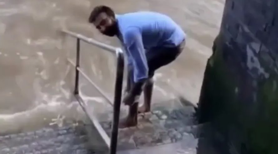 “恒河和亚穆纳河还不够”：印度男子在泰晤士河洗脚引发争议