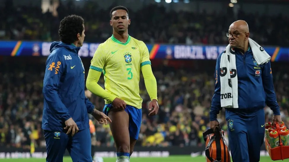 阿森纳后卫加布里埃尔在代表巴西队比赛时受伤