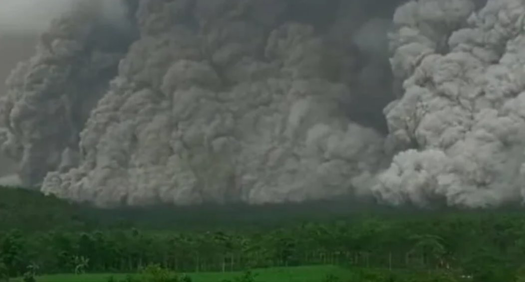 印尼塞梅鲁火山爆发