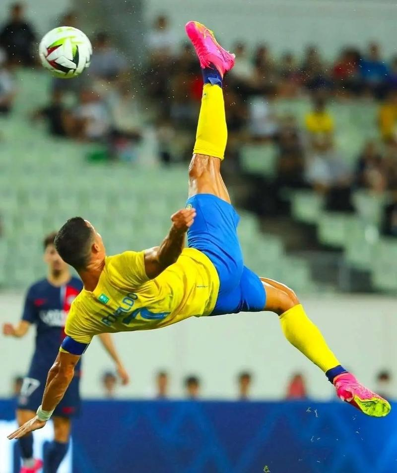 C罗沙特赛场倒钩进球