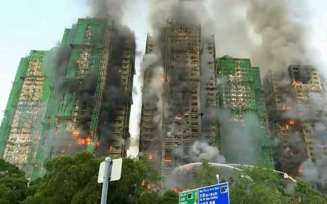 直击香港大火救援灭火现场