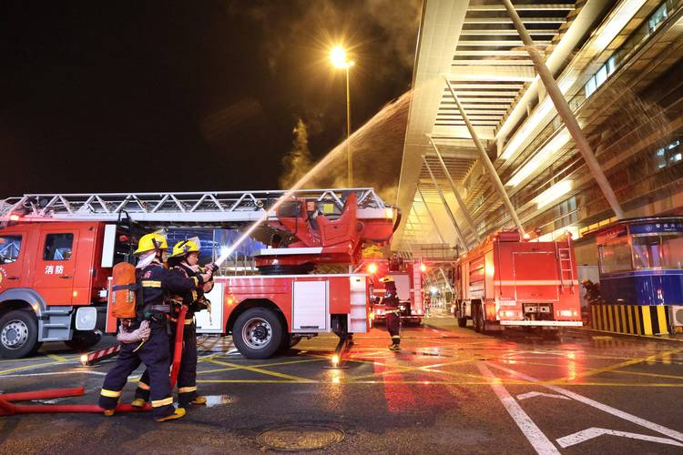 直击香港大火救援灭火现场