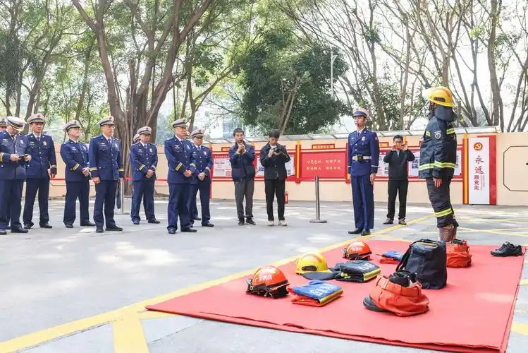 深圳消防车队已在莲塘口岸集结