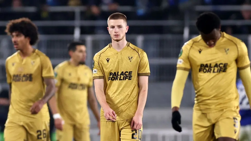 水晶宫球员们因失利而显得沮丧,水晶宫错失了两个空门机会。