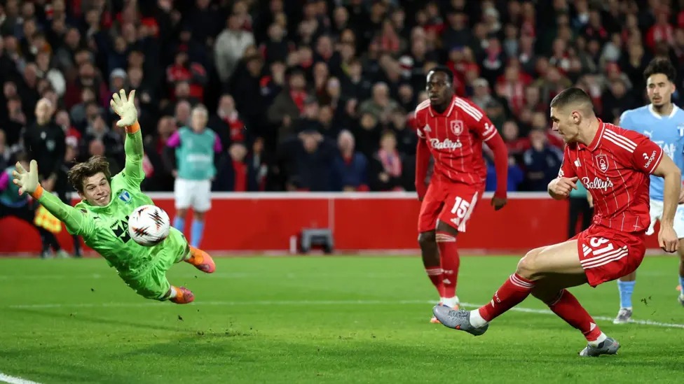 阿诺·卡利穆恩多打进了他在诺丁汉森林队的首粒进球