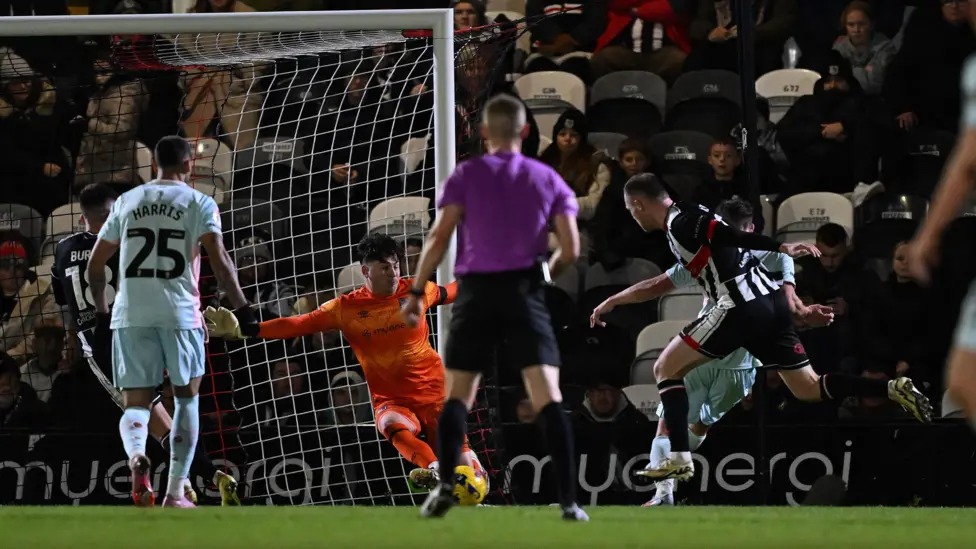 克里斯蒂安·丹尼斯替补登场后，仅触球三次就打入了制胜球。