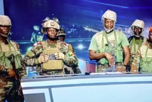 贝宁政变 士兵出现在国家电视台宣布接管政权