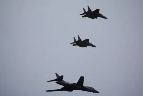 美国向委内瑞拉沿海地区出动了轰炸机、战斗机和无