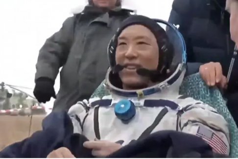 美国宇航员和俄罗斯宇航员从空间站返回地球