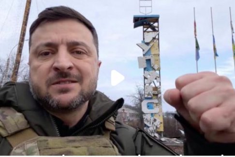 泽连斯基身穿防弹衣亲赴前线