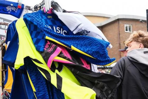 为什么英超球衣这么贵？