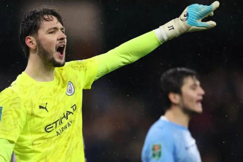 特拉福德应该“坚持”留在曼城吗？