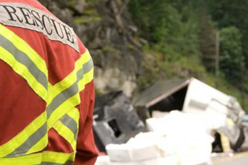 印尼客车失控撞车 车祸造成16人死亡18人受伤