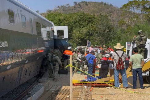 墨西哥火车脱轨致13人死亡98人受伤